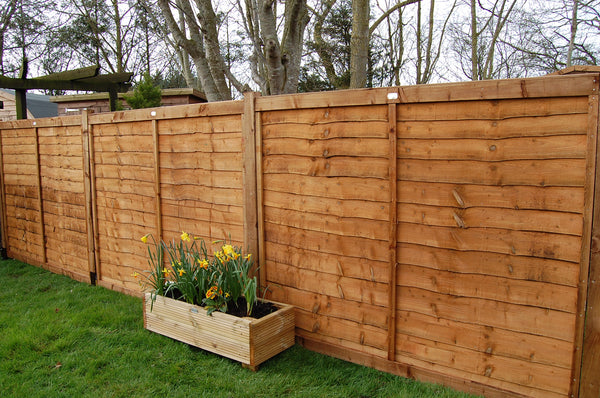 How to put up a garden fence with wooden posts