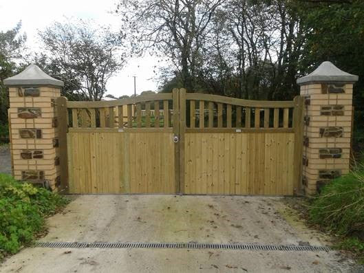 Tor Cottage Gate - wide wooden gate